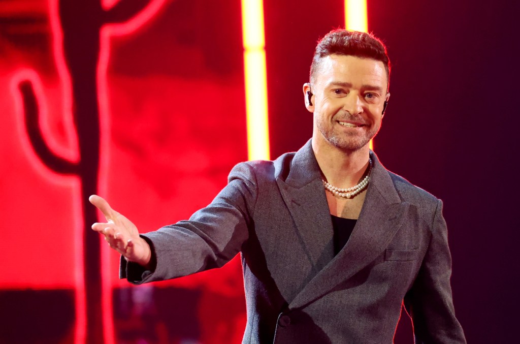 Justin Timberlake Had Hilarious Reaction to Woman’s ‘Got My Tix With My Divorce $$’ Sign at Philly Show