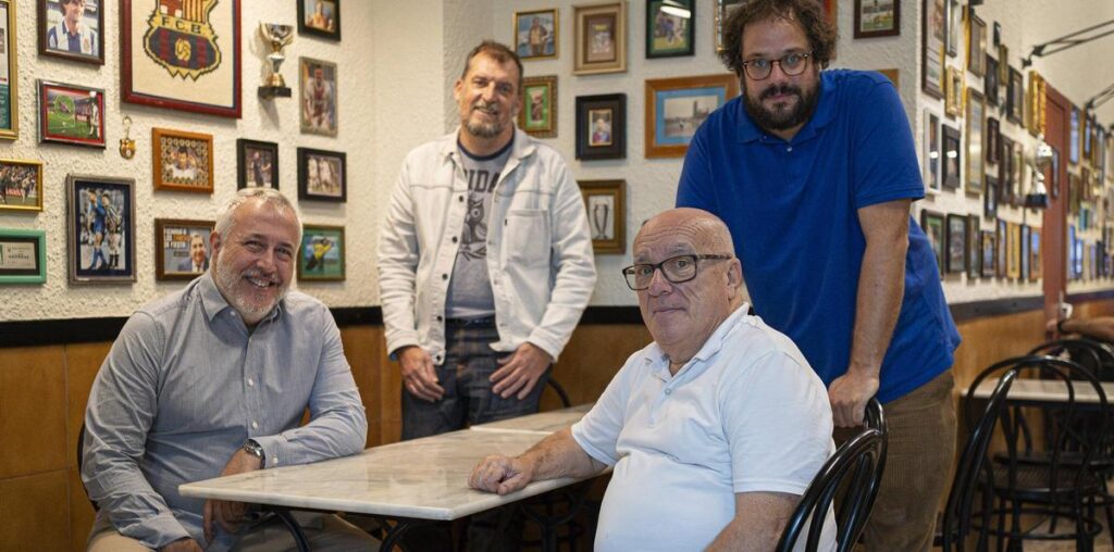 De izquierda a derecha, Eduard Jarque, Sergi Fernández, Enric Rebordosa y, sentado, Josep Maria Gol, en un rincón de la resucitada Bodega Gol.