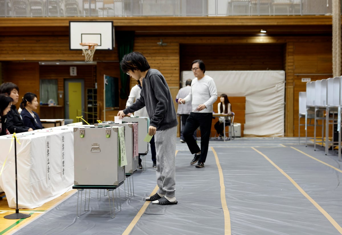 La coalición de Gobierno en Japón sufre un fuerte castigo en las urnas y pierde la mayoría