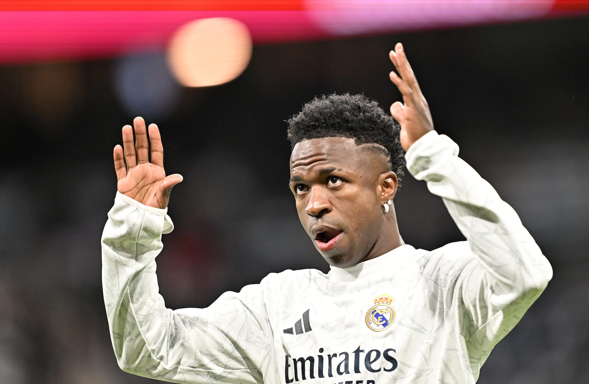 La reazione immediata di Vinicius dopo l’annuncio del Pallone d’Oro a Rodri: fa una promessa solenne