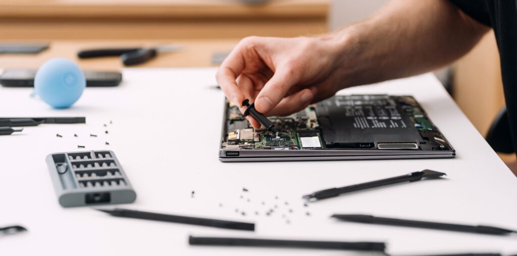 Learn to Fix Your Own Gadgets With Help From These 4 Sites