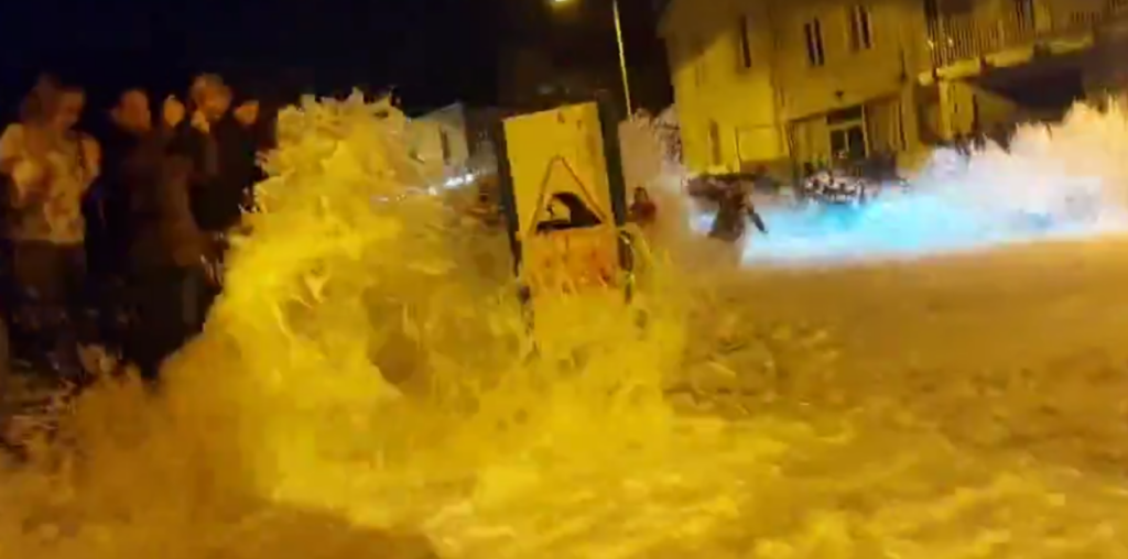 Les images impressionnantes de badauds balayés par des vagues géantes à Saint-Malo