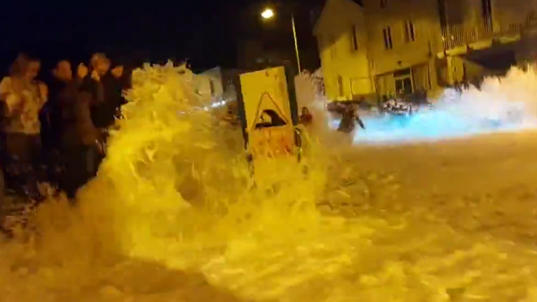 Les images impressionnantes de badauds balayés par des vagues géantes à Saint-Malo