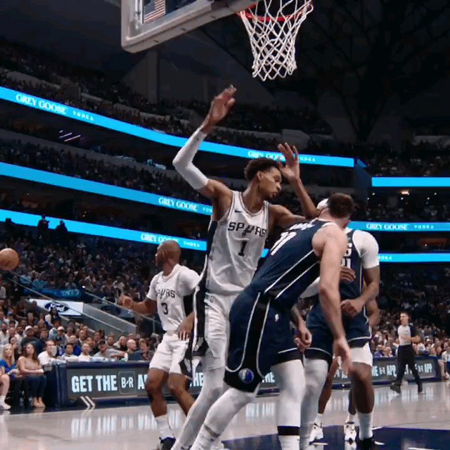 Luka Doncic with the sweet no-look pass over Victor Wembanyama to PJ Washington for 3