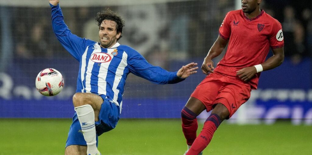 Cabrera y Lukebakio, en el partido de este viernes.