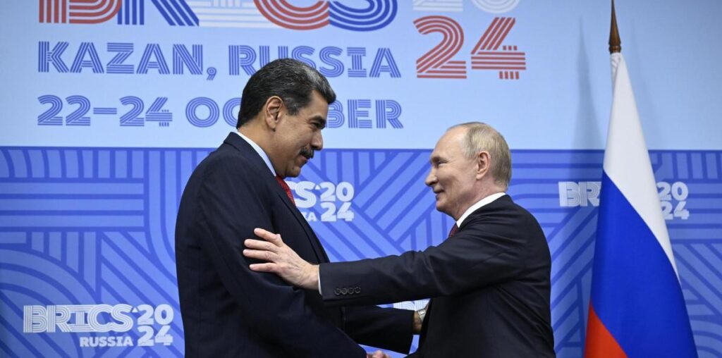 El presidente de Venezuela, Nicolás Maduro, y el de Rusia, Vladímir Putin, se saludan durante la cumbre de los BRICS en Kazán.