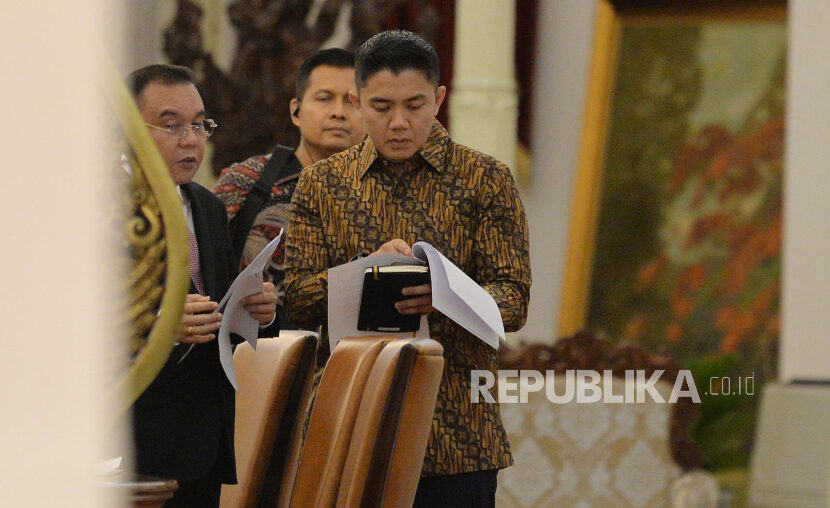 Sekretaris Kabinet Teddy Indra Wijaya dan Sufmi Dasco saat pengumuman jajaran menteri Kabinet Merah Putih di Istana Merdeka, Jakarta, Ahad (20/10/2024).