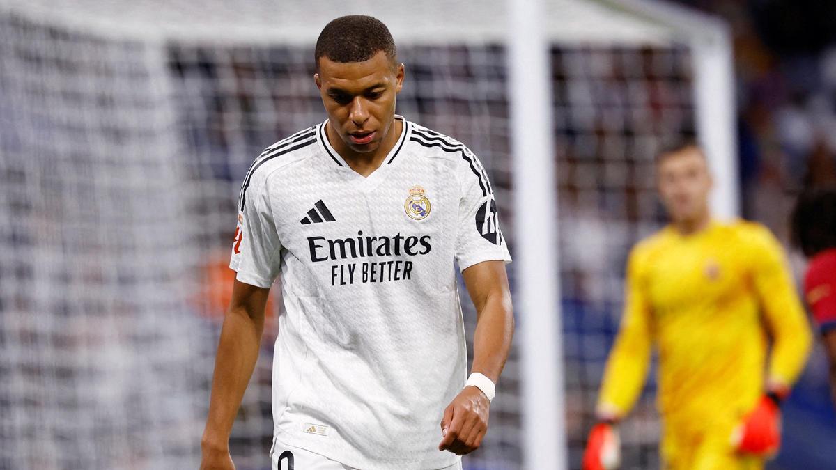 Mbappé choca con Iñaki Peña y el banderín del línier