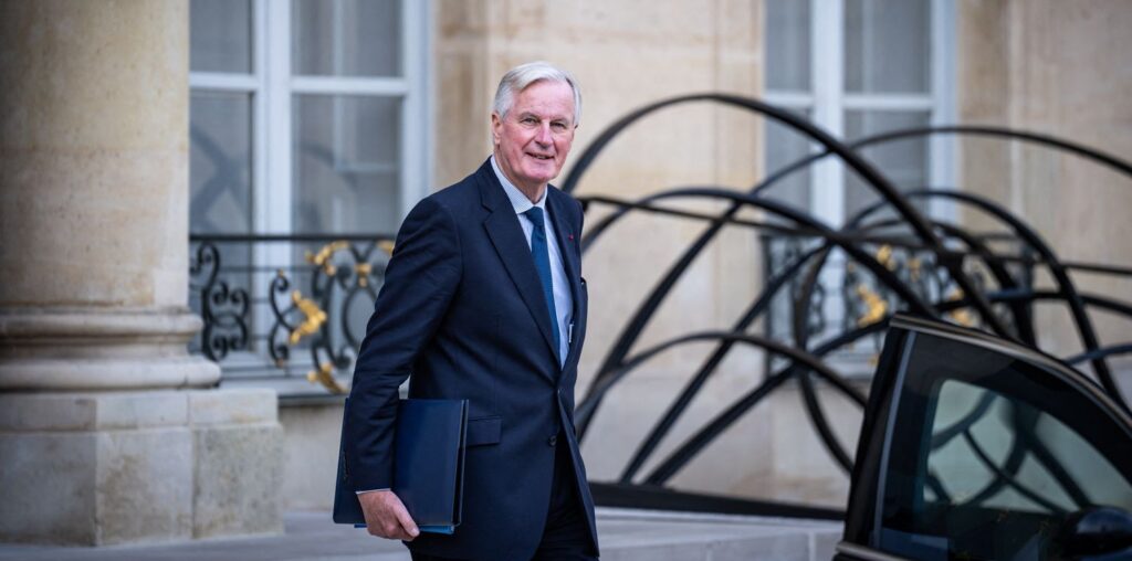 Michel Barnier a été opéré d'une "lésion cervicale" durant le week-end et a repris "normalement son travail" lundi, annonce Matignon