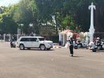 Momen Prabowo Subianto Berdiri di Atas Kap Mobil saat Tiba di Istana Negara