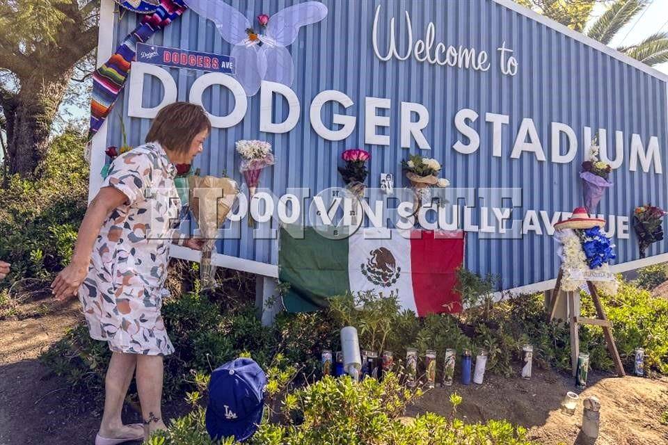 Muestran aficionados su cariño a Fernando Valenzuela