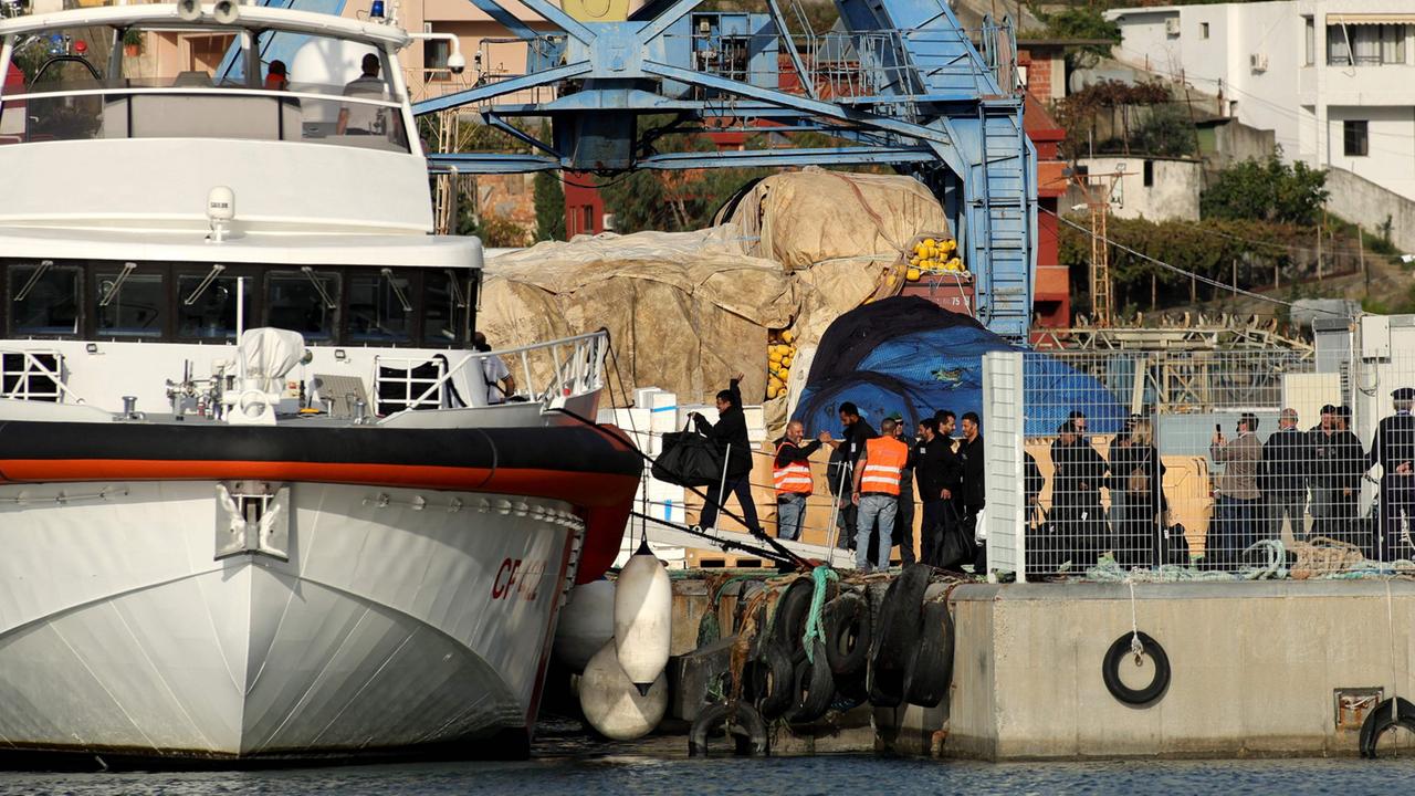 Nach Gerichtsurteil holt Italien Migranten aus albanischem Asyllager