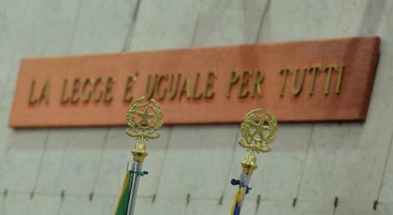 Napoli, giudice di pace aggredito in udienza per un documento falso