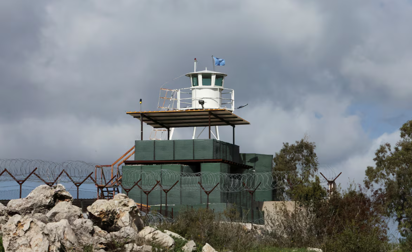 Anggota pasukan penjaga perdamaian PBB (UNIFIL) melihat perbatasan Lebanon-Israel, di atap menara pengawas di kota Marwahin, di Lebanon selatan, 12 Oktober 2023.