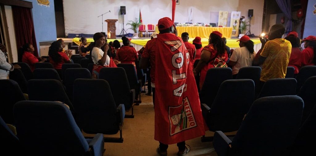 A supporter of the Mozambican Liberation Front (Frelimo) celebrates while waiting for the preliminary results in the Municipality of Matola, in Maputo, on 13 October 2024. (ALFREDO ZUNIGA / AFP)