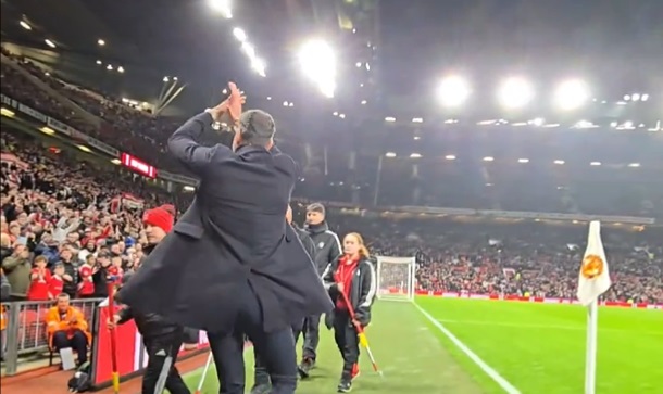 Old Trafford gives Manchester United interim boss Ruud van Nistelrooy warm welcome (Video) – Soccer News