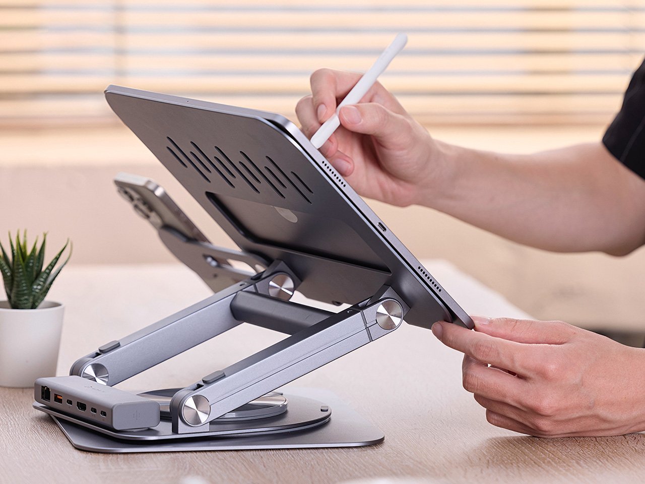 Organize Your Workspace with This 360-Degree Rotating Laptop Stand and Hub – Yanko Design