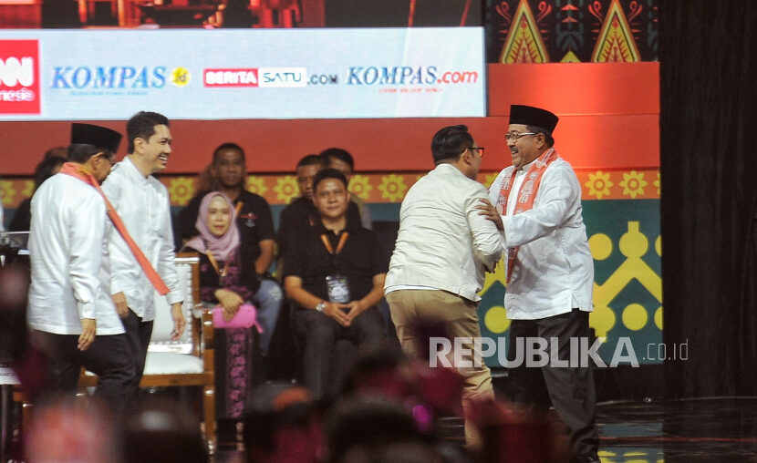 Tiga pasangan calon gubernur dan wakil gubernur DKI Jakarta nomor urut 1, 2 dan 3 yakni Dharma Pongrekun dan Kun Wardana, Ridwan Kamil dan Suswono serta Pramono Anung dan Rano Karno saat mengikuti sesi debat kedua Pemilihan Gubernur DKI Jakarta, di Beach City International Stadium (BCIS), Ancol, Jakarta Utara, Ahad (26/10/2024). Debat kedua ini mengusung tema ekonomi kesejahteraan sosial dengan enam sub tema yang meliputi infrastruktur integrasi dan pelayanan dasar prima, pendidikan dan kesehatan, penanganan ketimpangan sosial, pembangunan ekonomi digital dan UMKM, pariwisata dan ekonomi kreatif serta inflasi bahan pangan.