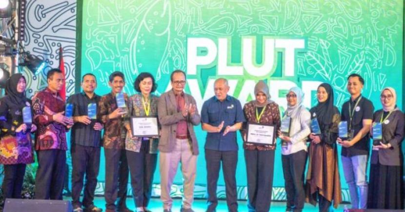 Pemkab Bandung Raih PLUT AWARD 2024 dari Kementerian Koperasi dan UKM RI |Republika Online