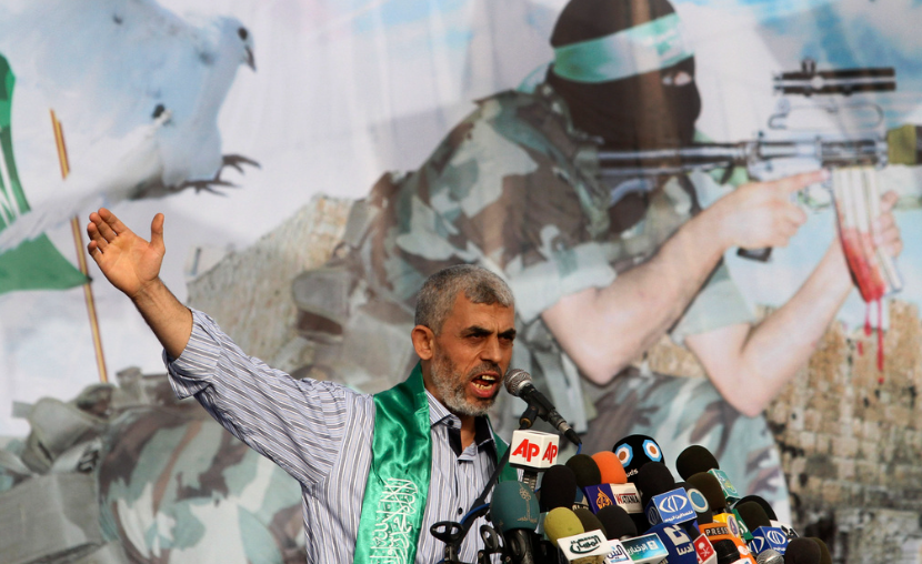 Pemimpin Hamas Yahya Sinwar berbicara dalam rapat umum di Khan Younis, Jalur Gaza selatan, pada 21 Oktober 2011.