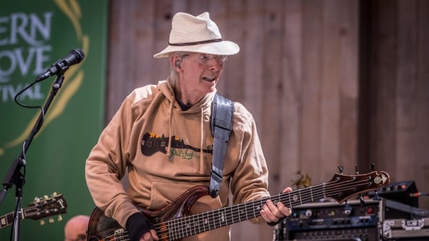 Phil Lesh, who anchored the Grateful Dead with thundering bass lines, dead at 84 | CBC News