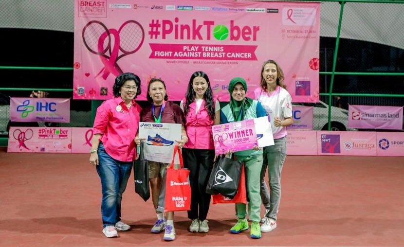 Ketua Yayasan Kanker Payudara Indonesia (YKPI) Linda Agum Gumelar (kiri) berfoto dengan pasangan Ginny Monoarfa/Susan Mokodompit yang menjuarai Pinktober Play Tennis Fight Against Breast Cancer di Lapangan Tenis Indoor Bulungan, Jakarta Selatan, Ahad (27/10/2024).