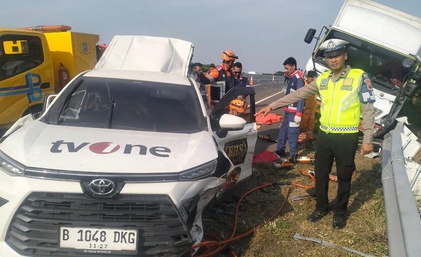 Mobil TV One dilaporkan mengalami kecelakaan di KM 315+600 A Pemalang-Batang Tol Road atau dari arah Jakarta hendak ke Semarang, Kamis (31/10/2024).