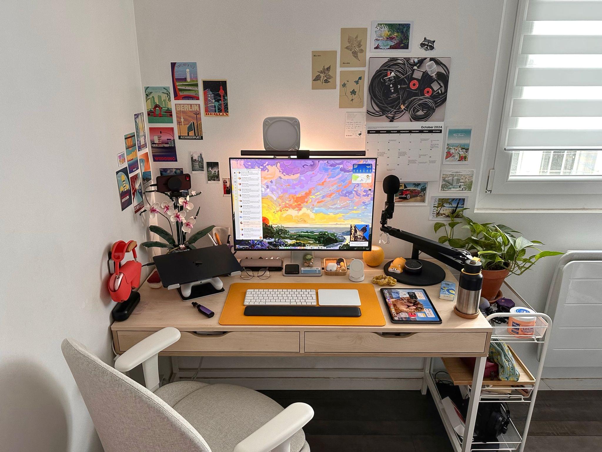 Postcards and a Mac: Niléane’s Desk Setup