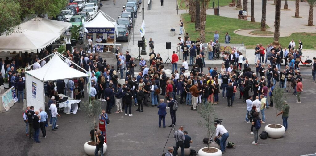 Processo Open Arms, Salvini in aula a Palermo. La difesa: “Chiediamo l’assoluzione”, piazza vuota al sit-in leghista. Il vicepremier: “Non ho paura dei giudici di sinistra”. Sotto scorta la pm Righi, allarme di Anm