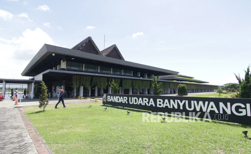 Calon penumpang berjalan di kawasan Bandara Banyuwangi, Jawa Timur.