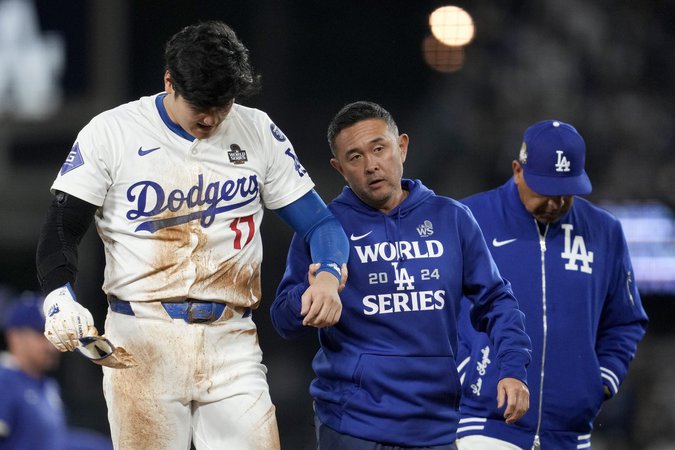 Shohei Ohtani to play for Dodgers in Game 3 of World Series despite shoulder injury, per report