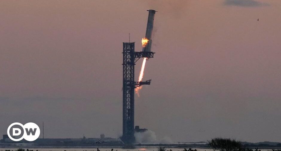 SpaceX 'catches' megarocket booster with metal arms – DW – 10/13/2024