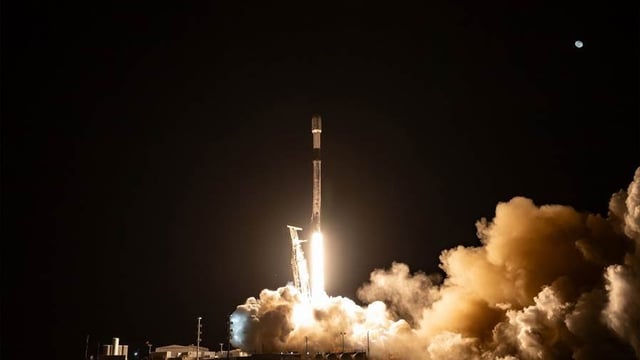 SpaceX launches 20 spare satellites for rival OneWeb LEO constellation