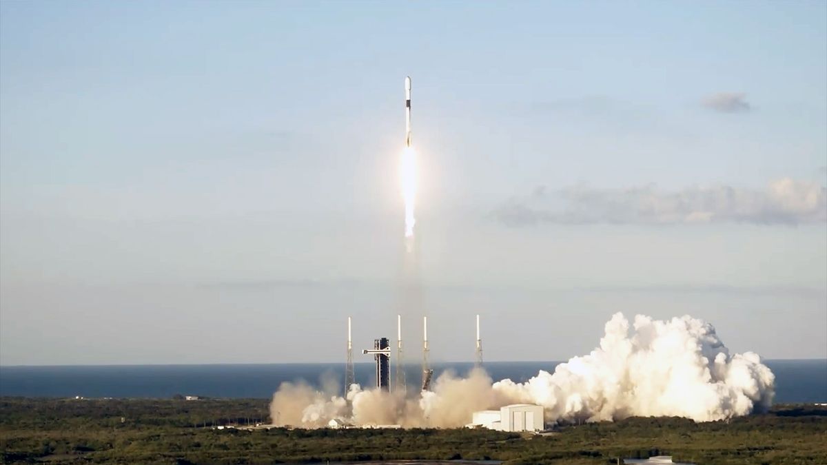 SpaceX launches 22 Starlink internet satellites from Florida