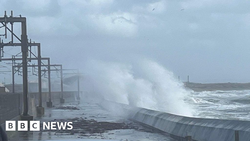 Storm Ashley: Amber warning as ‘weather bomb’ hits Scotland