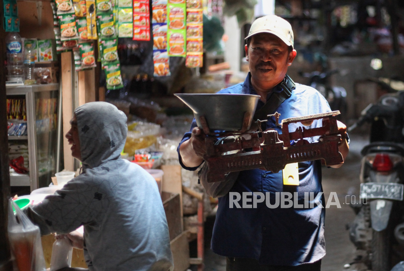 Tera Ulang Alat Timbang Pedagang di Pasar Wonokusumo |Republika Online