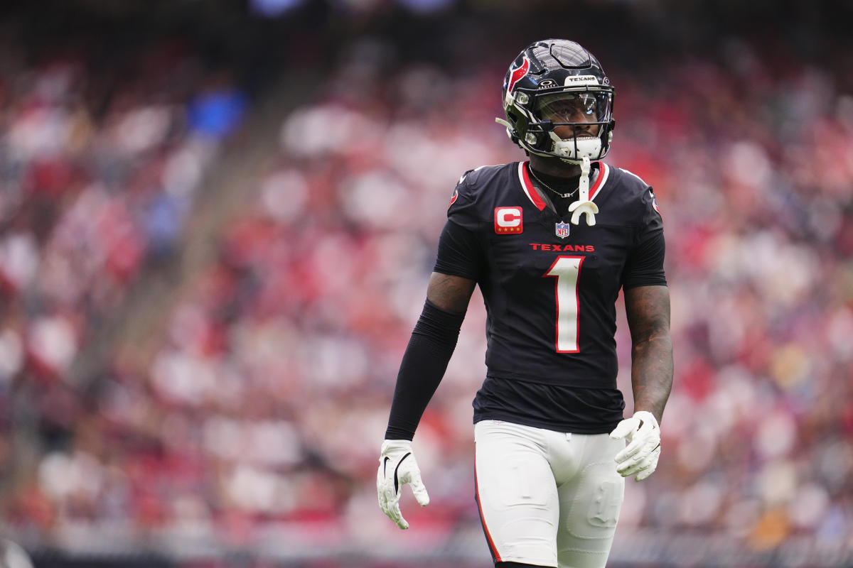 Texans sneak out win over Colts as WR Stefon Diggs leaves early with non-contact knee injury