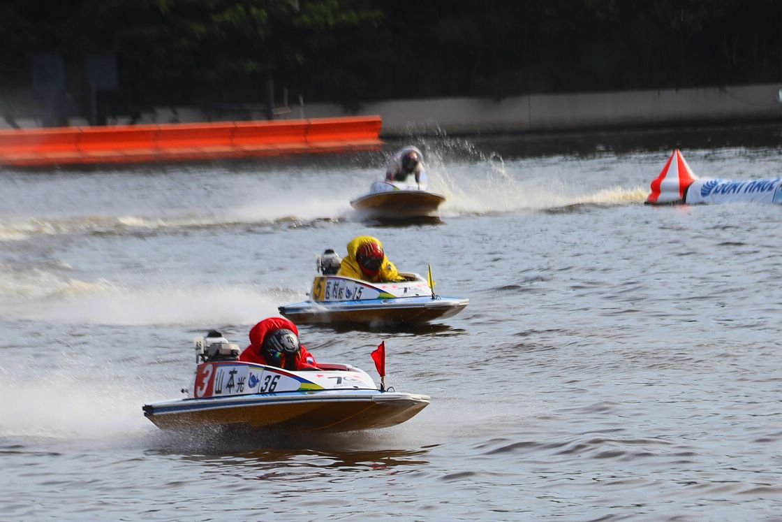 The thrill of Japanese Boat Racing