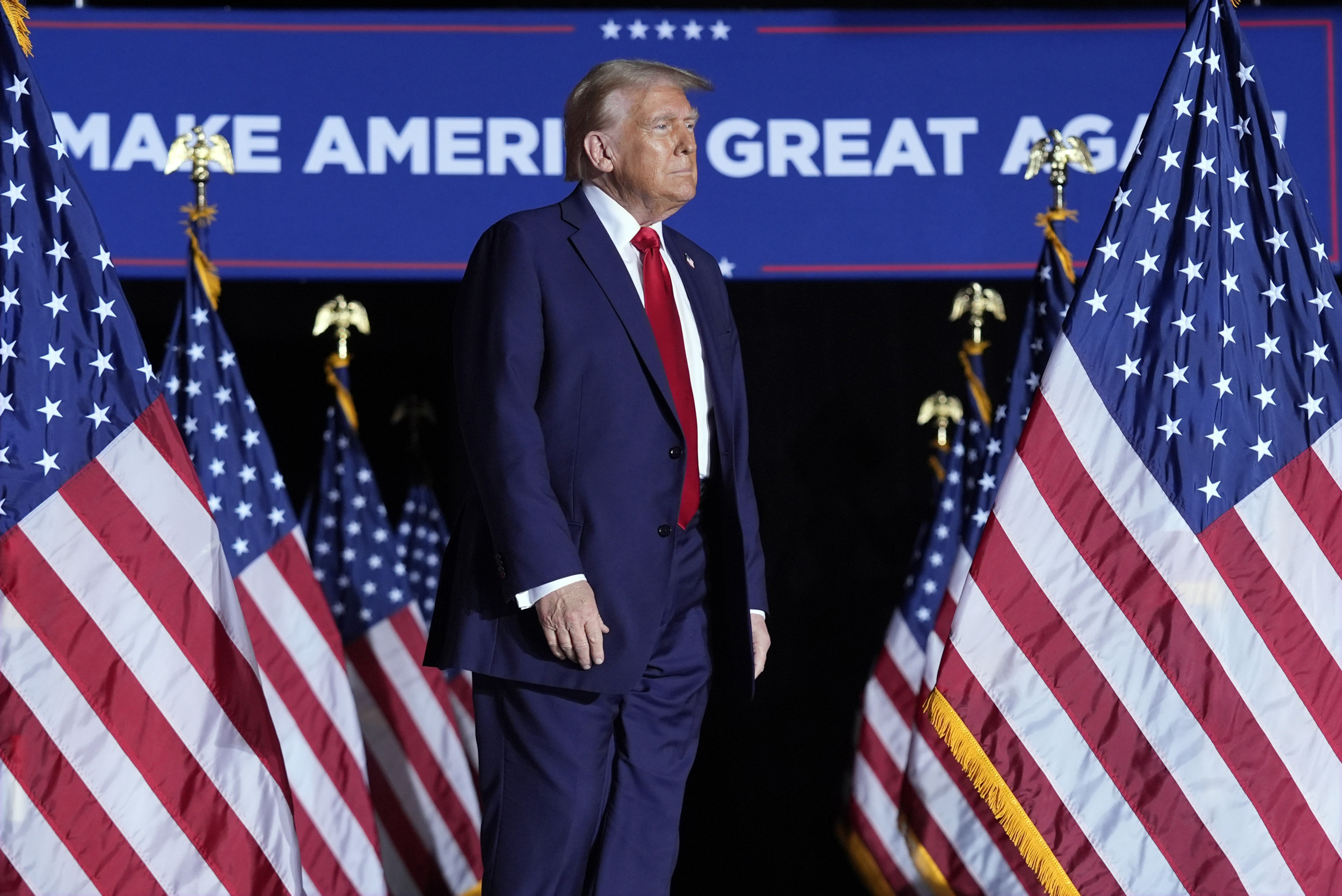 Trump shuffles around stage for almost 20 minutes after mic cuts at rally