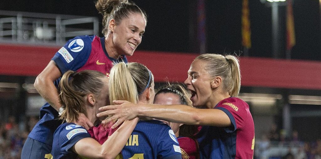 Sant Joan Despi. 16.10.2024.  Deportes.     Graham Hansen felicitada por sus compañeras tras anotar el primer gol  durante el partido de hampions League entre el FC Barcelona y el Hammarby IF sueco. Fotografía de Jordi Cotrina