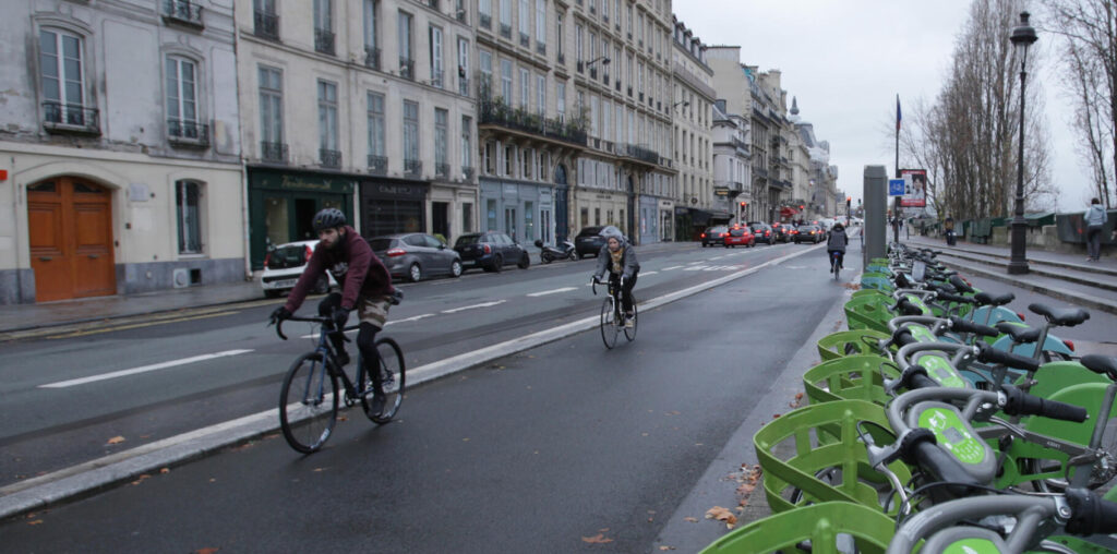 Un cycliste de 27 ans meurt à Paris, écrasé par un automobiliste après une altercation