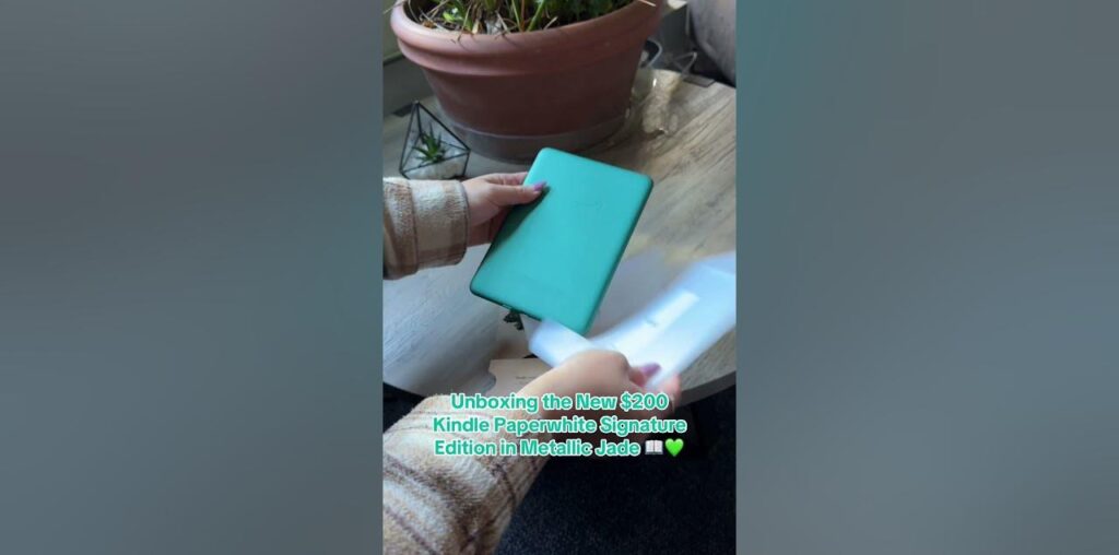 Unboxing Kindle Paperwhite Signature Edition in Metallic Jade