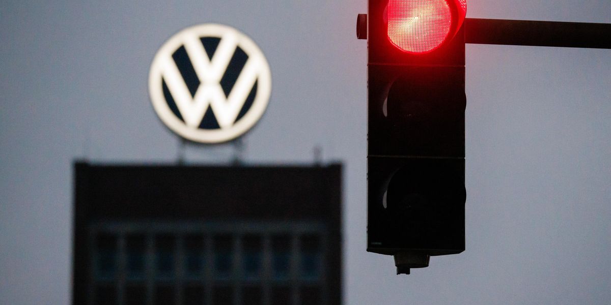 Volkswagen in crisi: l’utile operativo del terzo trimestre crolla del 42%