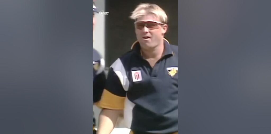 Warnie bowling is sunnies and chewing gum for Victoria 😍😍