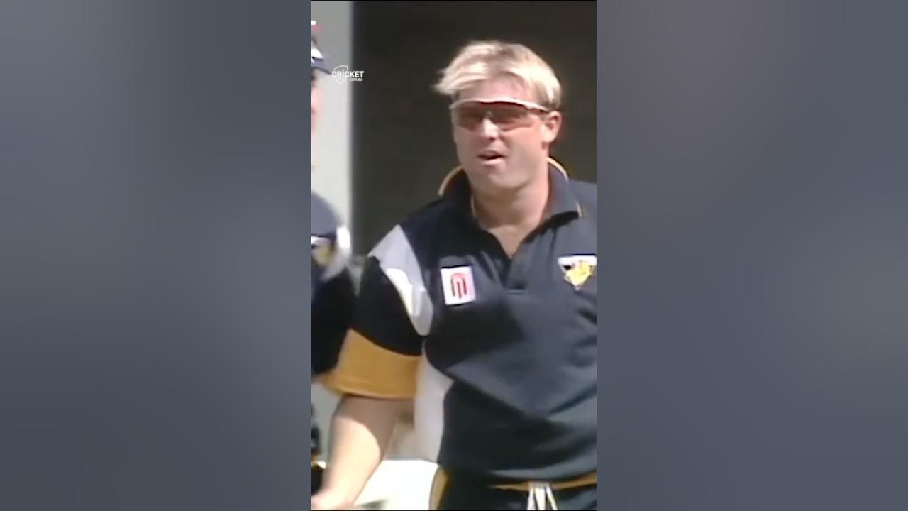 Warnie bowling is sunnies and chewing gum for Victoria 😍😍