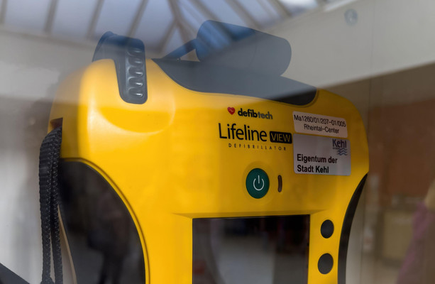 Warning over unauthorised labels on some defibrillator pads which display incorrect expiry date