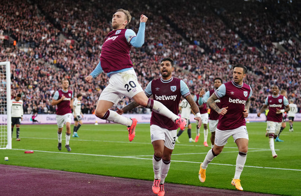 West Ham punish wasteful Manchester United with help from controversial VAR call