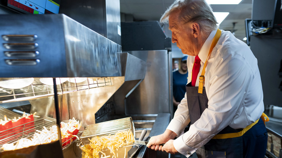 https://www.rt.com/news/605999-trumps-serves-french-fries/Trump makes French fries at McDonald’s (VIDEO)