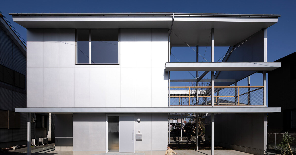 silver panels mirror japanese cityscape on goya schröder’s wooden-framed residence