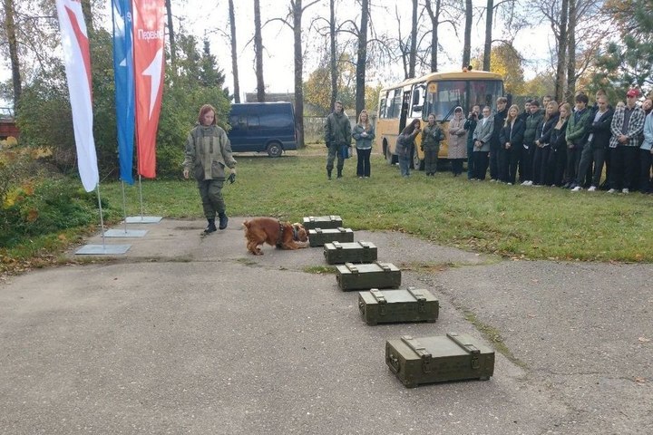 Кинологи Смоленской таможни рассказали Гнездовским школьникам о своей профессии